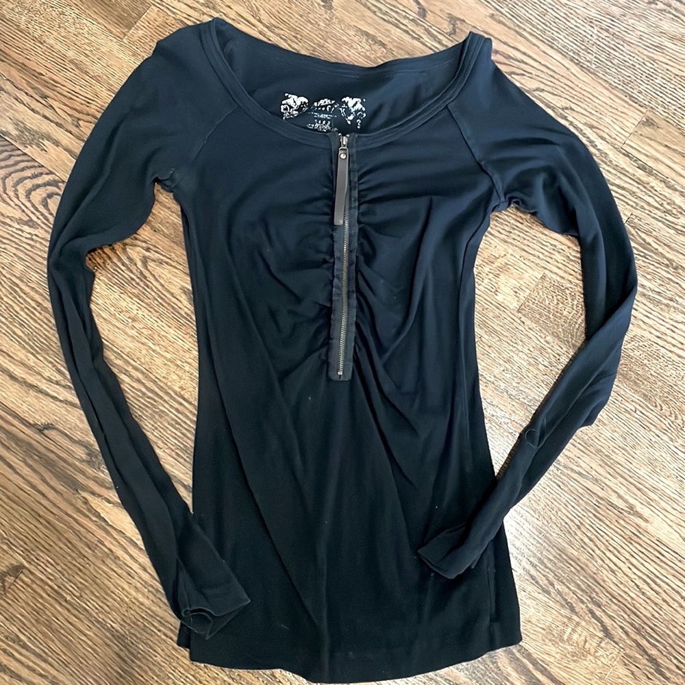 🖤 Rouched and zippered black long sleeve top